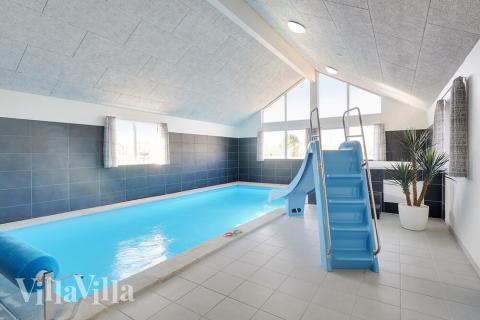 Das Ferienhaus 446 hat einen schicken Poolbereich mit Wasserrutsche, einem geräumigen, eingelassenen Whirlpool und einer Sauna.