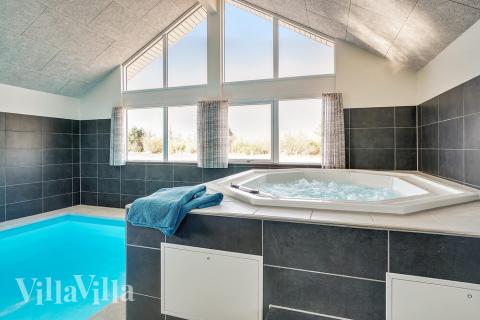 Genießen Sie den warmen Whirlpool im Luxusferienhaus Nr. 446 in Ostjütland