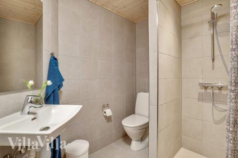 Eines der Badezimmer im Luxusferienhaus Nr. 446