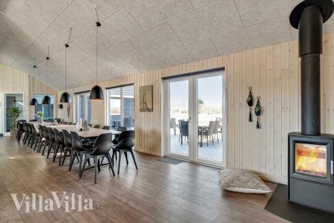 Aufenthaltsraum mit Platz für 30 im Luxusferienhaus Nr. 446.