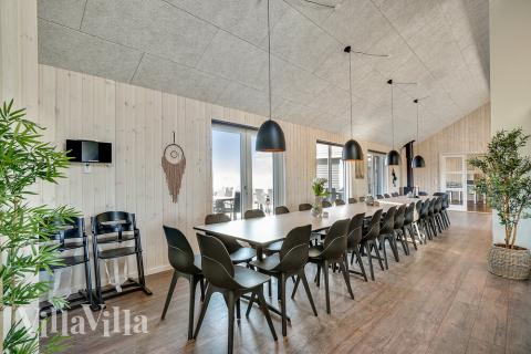 Der Aufenthaltsraum bietet Platz für 30 Personen, wenn ihr das Ferienhaus 446 in Ostjütland besucht.