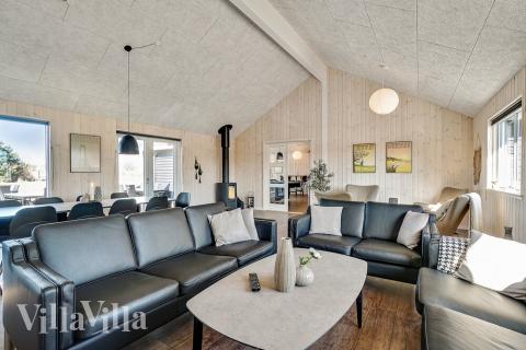 Der große, lichtdurchflutete Aufenthaltsraum im Luxusferienhaus Nr. 446 für 30.