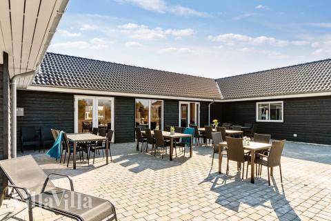 Genießen Sie einen Grillabend auf der Terrasse des Luxusferienhauses Nr. 446 in Ostjütland