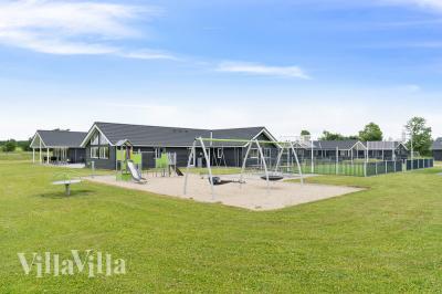 Zu dem attraktiven Ferienhaus Nr. 446 in Ostjütland gehört auch ein tolles Angebot im Außenbereich, z. B. Spieleturm und Schaukeln