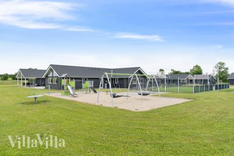 Zu dem attraktiven Ferienhaus Nr. 446 in Ostjütland gehört auch ein tolles Angebot im Außenbereich, z. B. Spieleturm und Schaukeln