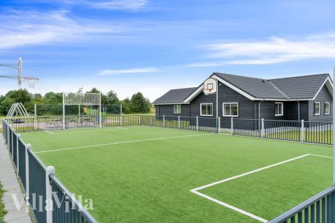 Neben den vielen schönen Stunden, die man im Poolbereich des Hauses verbringen kann, bietet das Luxusferienhaus 446 auch zahlreiche Freizeitangebote im Freien