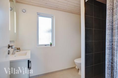 Eines der Badezimmer im Luxusferienhaus Nr. 450