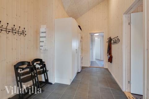 Der geräumige Eingangsbereich im Luxusferienhaus Nr. 450 in Ostjütland