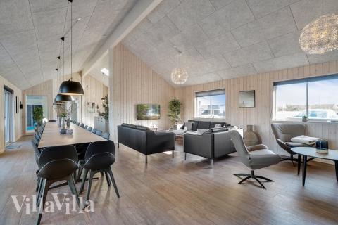 Der große, lichtdurchflutete Aufenthaltsraum im Luxusferienhaus Nr. 450 für 30.