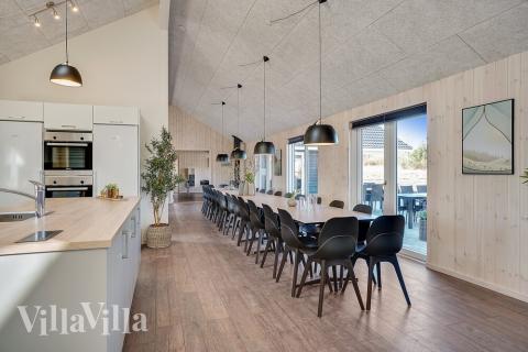 Der Aufenthaltsraum bietet Platz für 30 Personen, wenn ihr das Ferienhaus 450 in Ostjütland besucht.