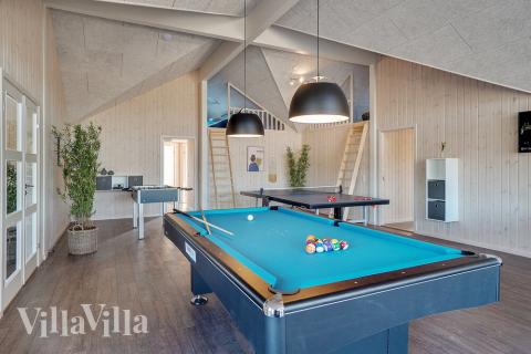 Das Luxusferienhaus 450 für 30 Personen hat einen großen Aktivitätsraum mit u. a. Billard und Darts