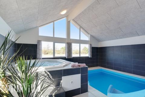 Genießen Sie den warmen Whirlpool im Luxusferienhaus Nr. 450 in Ostjütland