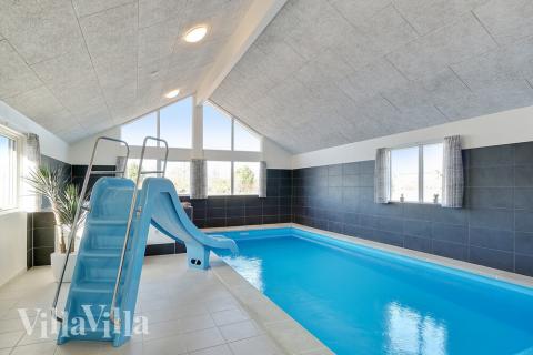 Das Ferienhaus 450 hat einen schicken Poolbereich mit Wasserrutsche, einem geräumigen, eingelassenen Whirlpool und einer Sauna.