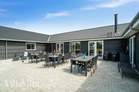 Genießen Sie einen Grillabend auf der Terrasse des Luxusferienhauses Nr. 450 in Ostjütland