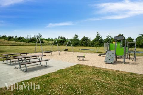 Zu dem attraktiven Ferienhaus Nr. 450 in Ostjütland gehört auch ein tolles Angebot im Außenbereich, z. B. Spieleturm und Schaukeln