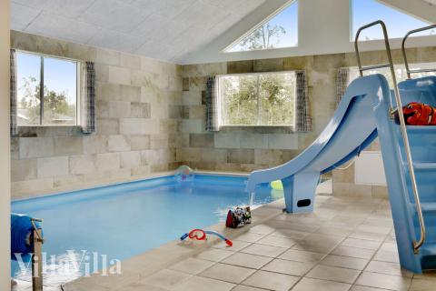 Das Ferienhaus 432 hat einen schicken Poolbereich mit Wasserrutsche, einem geräumigen, eingelassenen Whirlpool und einer Sauna.