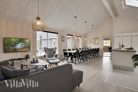 Der große, lichtdurchflutete Aufenthaltsraum im Luxusferienhaus Nr. 432 für 20.