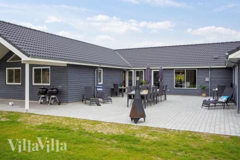 Genießen Sie einen Grillabend auf der Terrasse des Luxusferienhauses Nr. 432 in Lolland/Falster/Mön