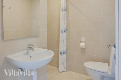 Eines der Badezimmer im Luxusferienhaus Nr. 433