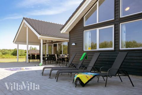 Auf der Terrasse des Ferienhauses Nr. 433 ist Platz für 16 Personen.