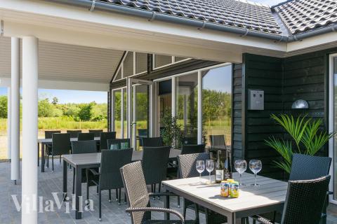 Das Luxusferienhaus Nr. 433 hat eine tolle Terrasse, die mit hochwertigen Gartenmöbeln für 16 Personen ausgestattet ist.