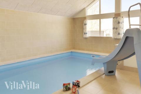 Das Ferienhaus 433 hat einen schicken Poolbereich mit Wasserrutsche, einem geräumigen, eingelassenen Whirlpool und einer Sauna.