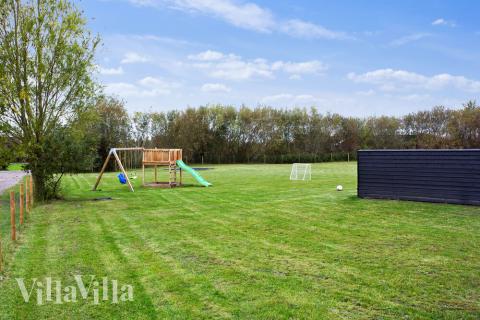 Zu dem attraktiven Ferienhaus Nr. 433 in Lolland/Falster/Mön gehört auch ein tolles Angebot im Außenbereich, z. B. Spieleturm und Schaukeln