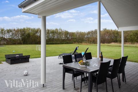 Genießen Sie einen Grillabend auf der Terrasse des Luxusferienhauses Nr. 433 in Lolland/Falster/Mön