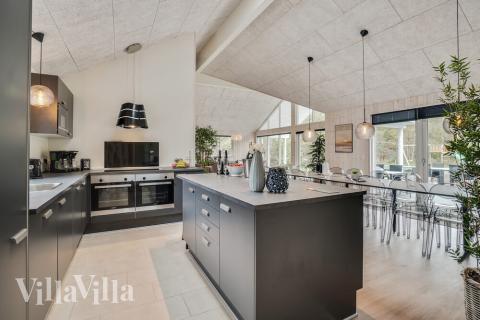 Gut ausgestattete Küche im Luxusferienhaus Nr. 434 in Nordseeland.