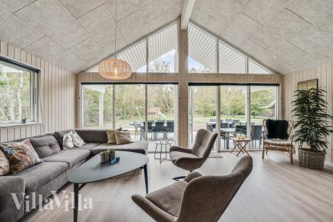 Der große, lichtdurchflutete Aufenthaltsraum im Luxusferienhaus Nr. 434 für 20.