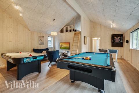 Das Luxusferienhaus 434 für 20 Personen hat einen großen Aktivitätsraum mit u. a. Billard und Darts