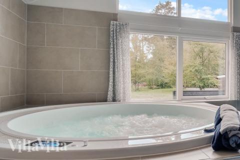 Genießen Sie den warmen Whirlpool im Luxusferienhaus Nr. 434 in Nordseeland
