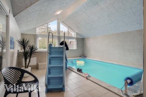 Das Ferienhaus 434 hat einen schicken Poolbereich mit Wasserrutsche, einem geräumigen, eingelassenen Whirlpool und einer Sauna.