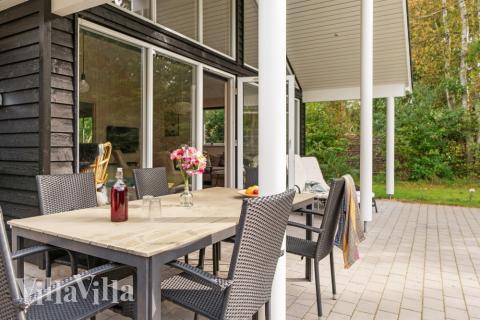 Auf der Terrasse des Ferienhauses Nr. 434 ist Platz für 20 Personen.