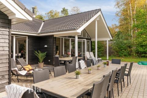 Genießen Sie einen Grillabend auf der Terrasse des Luxusferienhauses Nr. 434 in Nordseeland