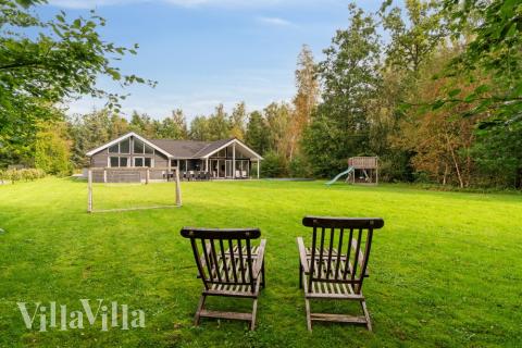 Zu dem attraktiven Ferienhaus Nr. 434 in Nordseeland gehört auch ein tolles Angebot im Außenbereich, z. B. Spieleturm und Schaukeln