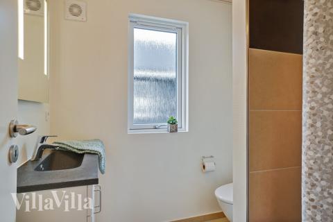 Eines der Badezimmer im Luxusferienhaus Nr. 437