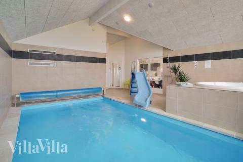 Das Ferienhaus 437 hat einen schicken Poolbereich mit Wasserrutsche, einem geräumigen, eingelassenen Whirlpool und einer Sauna.