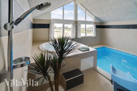 Hüpft im Luxusferienhaus Nr. 437 in Fünen und seine Inseln in den Pool.