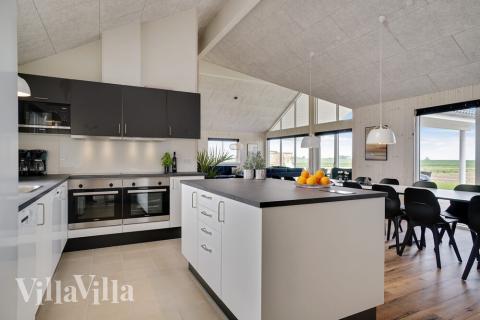 Die Küche in dem Luxusferienhaus Nr. 437 ist so gut ausgestattet, dass man problemlos Mahlzeiten für 18 Personen zubereiten kann.