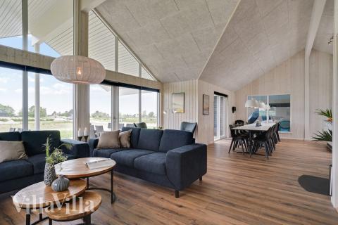 Der große, lichtdurchflutete Aufenthaltsraum im Luxusferienhaus Nr. 437 für 18.