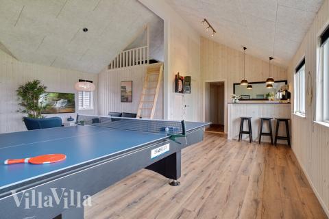 Das Luxusferienhaus 437 für 18 Personen hat einen großen Aktivitätsraum mit u. a. Billard und Darts