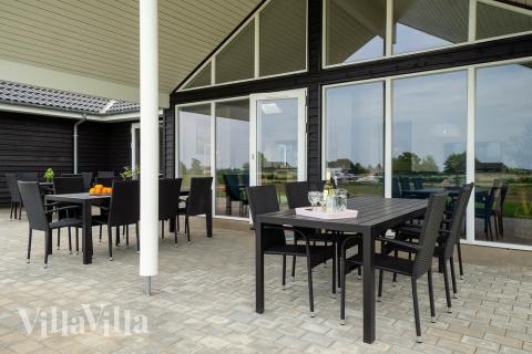 Auf der Terrasse des Ferienhauses Nr. 437 ist Platz für 18 Personen.