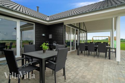 Das Luxusferienhaus Nr. 437 hat eine tolle Terrasse, die mit hochwertigen Gartenmöbeln für 18 Personen ausgestattet ist.