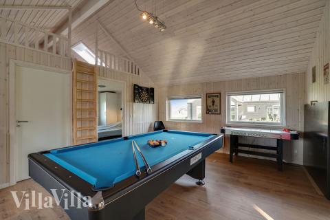 Das Luxusferienhaus 443 für 10 Personen hat einen großen Aktivitätsraum mit u. a. Billard und Darts