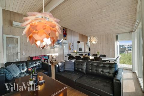 Der große, lichtdurchflutete Aufenthaltsraum im Luxusferienhaus Nr. 443 für 10.