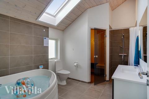 Eines der Badezimmer im Luxusferienhaus Nr. 443