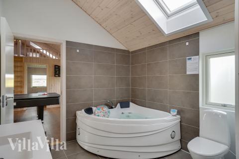 Genießen Sie den warmen Whirlpool im Luxusferienhaus Nr. 443 in Ostjütland