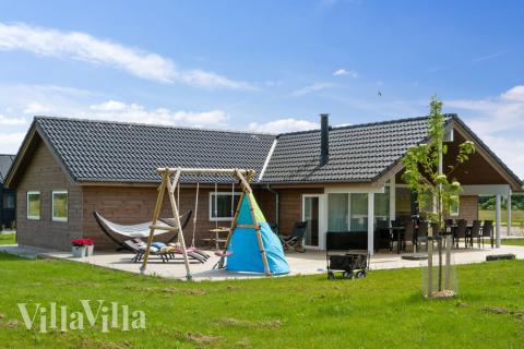 Diese schicke Haus mit Whirlpool Nr. 443 mit Platz für 10 Personen liegt in Ostjütland