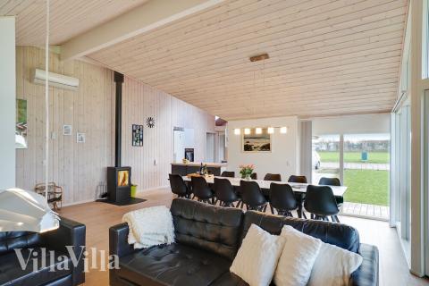 Der Aufenthaltsraum bietet Platz für 12 Personen, wenn ihr das Ferienhaus 444 in Ostjütland besucht.